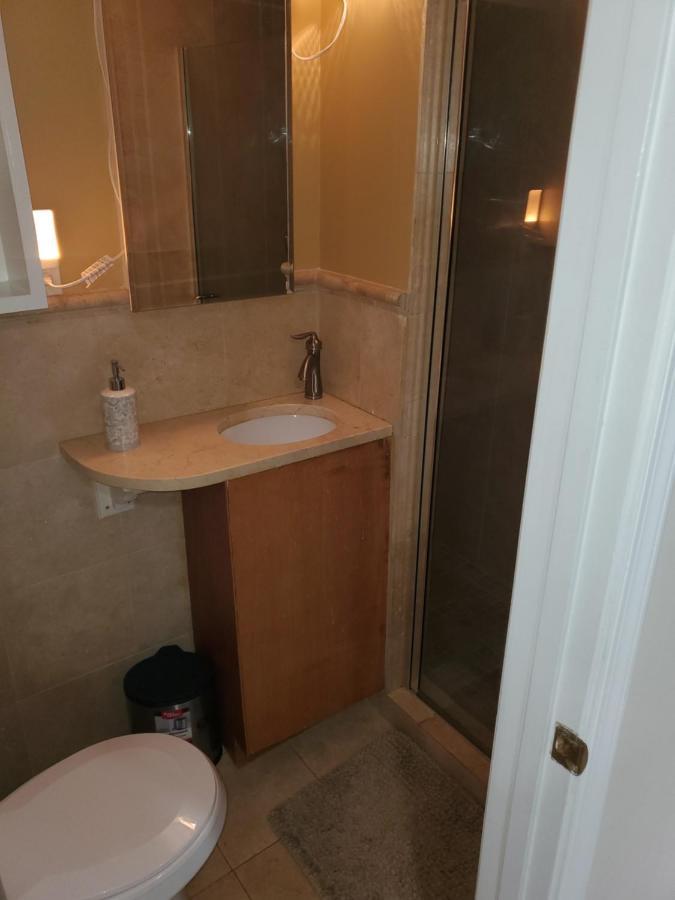 Apartment Sts - Single Traveler -black Door
